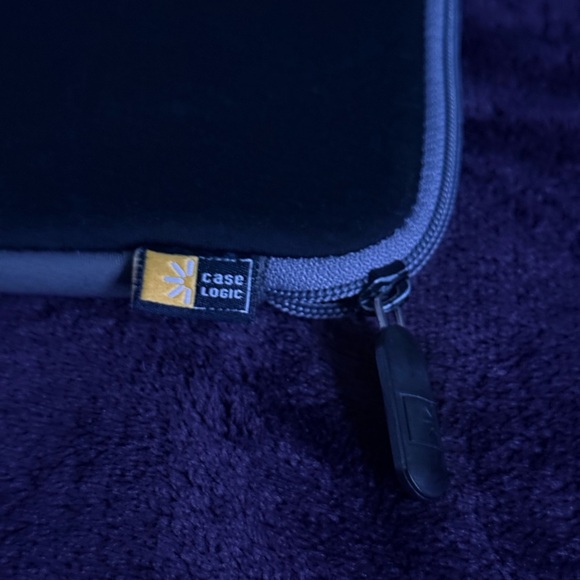 Black 14” Case Logic Neoprene Laptop Sleeve - Picture 3 of 3